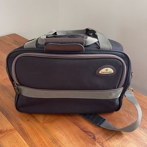 16" Samsonite Lite Carry On Duffle Bag Black and Olive Green Canvas Used Once